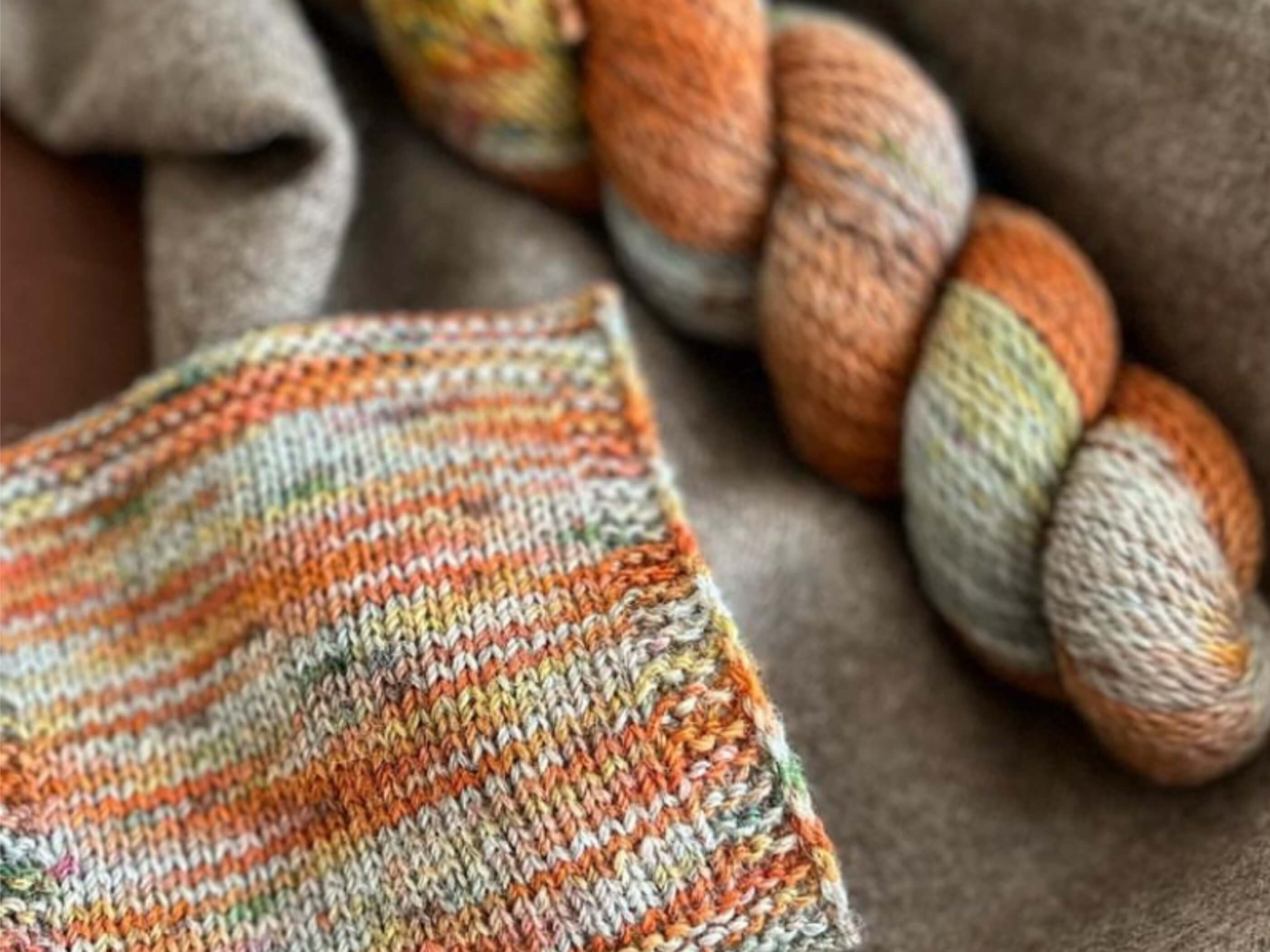 Stricken mit handgefärbten Garnen