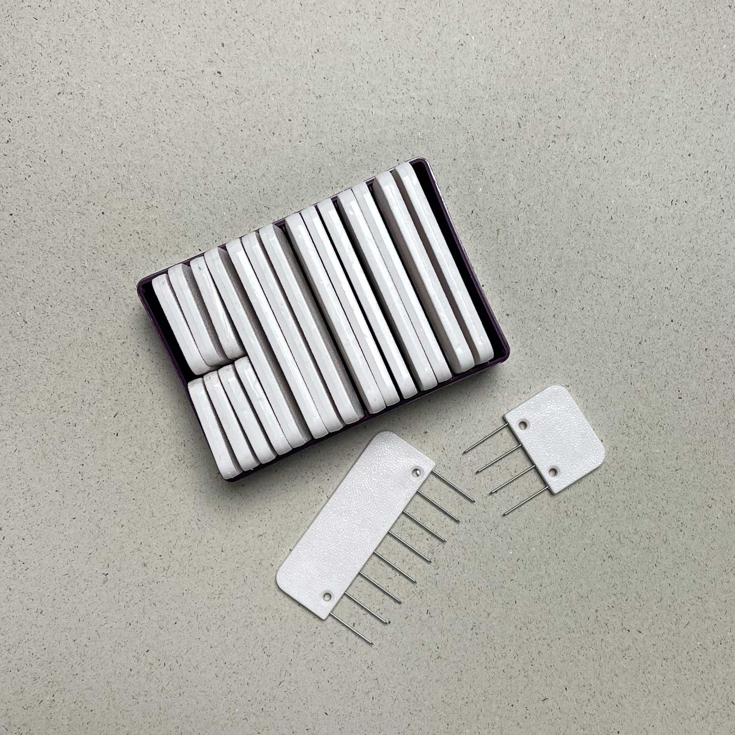 KAMMNADELN MIT BEFESTIGUNGSLÖCHERN