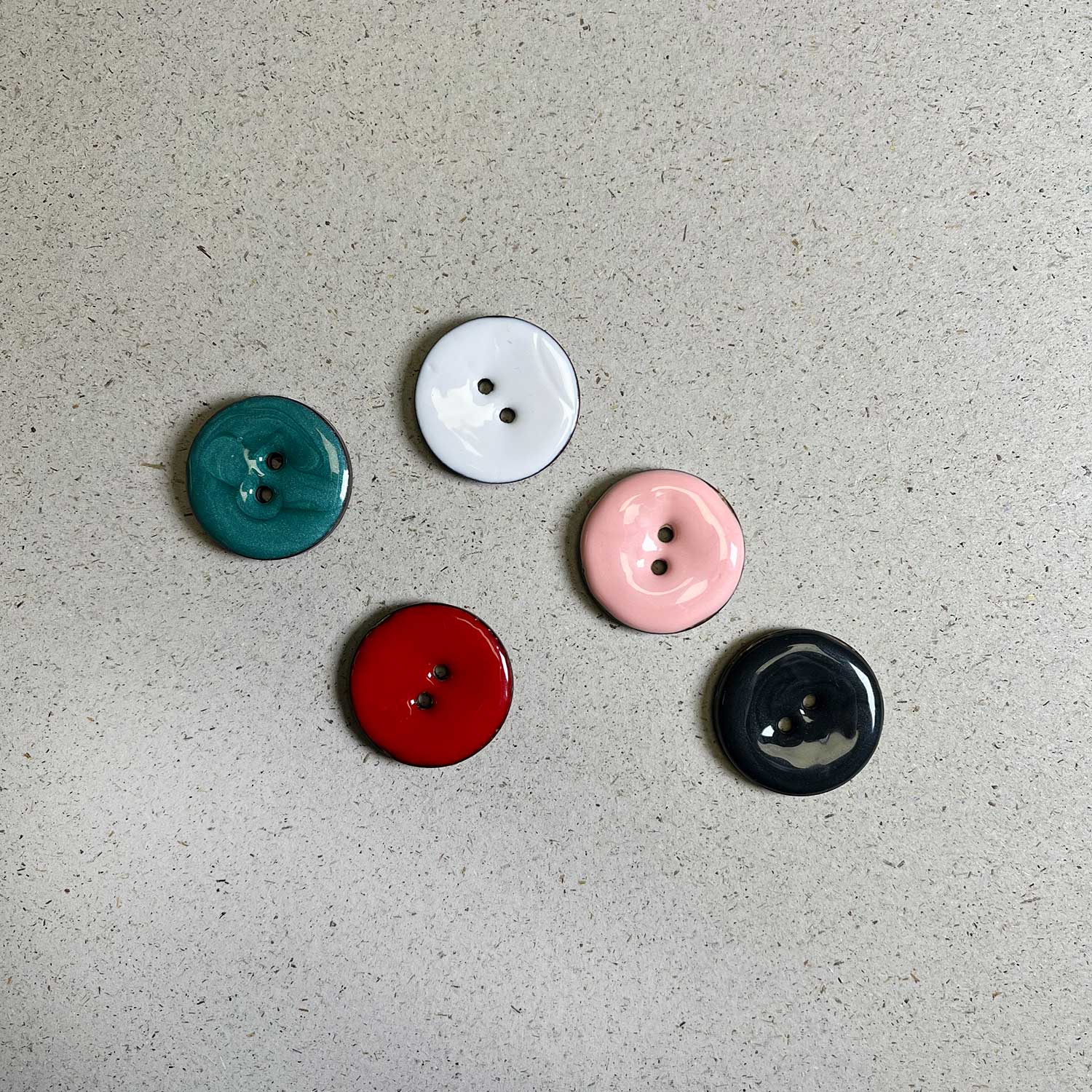 ENAMELLED COCONUT BUTTON