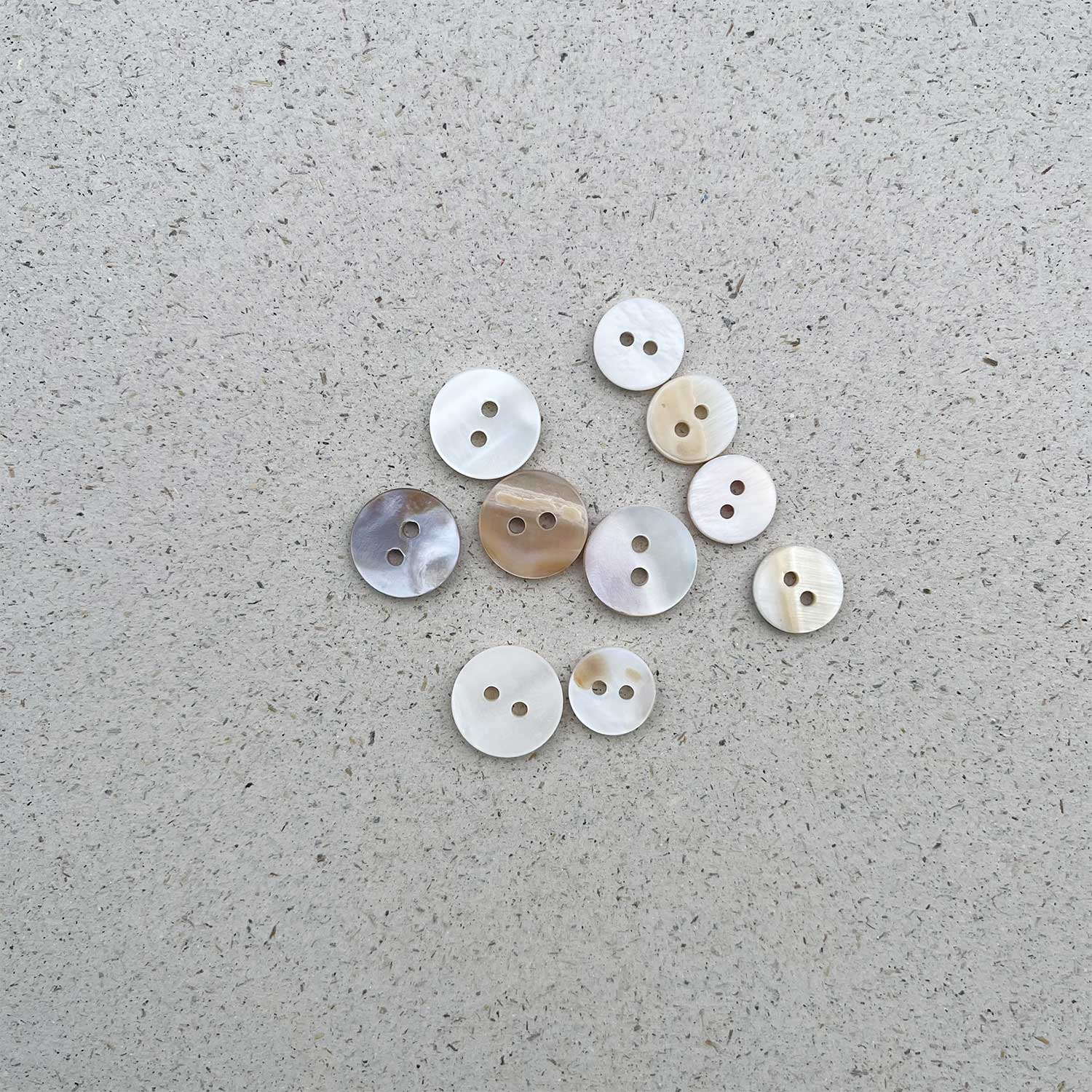 SHIMMERING MOTHER-OF-PEARL BUTTONS Set 5x